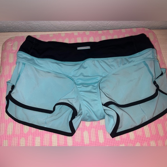 Lululemon 2.5 shorts - Picture 2 of 4